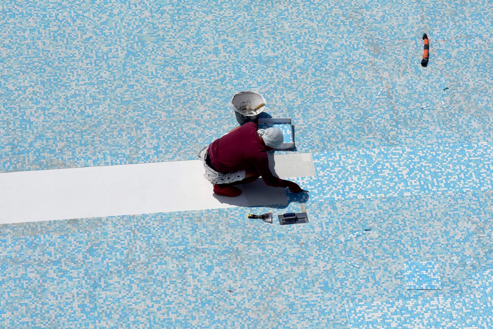 Operaio restaura una piscina,